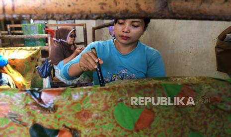 Perajin batik tulis menyelesaikan pesanan batik di PaomanArt, Indramayu, Jawa Barat, Kamis (2/9/2021). Pengusaha batik di daerah tersebut memasarkan batik melalui media daring untuk meningkatkan penjualan di masa pandemi. 