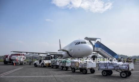 Petugas membawa barang bawaan milik penumpang pesawat udara maskapai penerbangan Super Air Jet di Bandara Husein Sastranegara, Kota Bandung, Jawa Barat, Jumat (17/3/2023). Pakar Transportasi dan Ketua Forum Transportasi Penerbangan Masyarakat Transportasi Indonesia (MTI) Aris Wibowo mengatakan, pergerakan angkutan lebaran di 2023 diperkirakan melonjak pesat. 