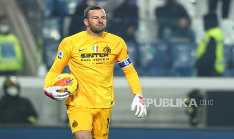 Kiper Inter Samir Handanovic bereaksi saat pertandingan sepak bola Serie A Italia antara Atalanta dan Inter Milan di Bergamo, Italia, Senin (17/1) dini hari WIB.