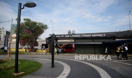 Suasana kawasan stasiun terpadu di Stasiun Tanah Abang, Jakarta, Rabu (17/6). Program penataan kawasan stasiun terpadu ini adalah bentuk sinergitas antara pemerintah pusat dan pemerintah DKI Jakarta, Demi mewujudkan layanan di bidang transportasi massal yang terintegrasi dan pelayanan masyarakat berjalan optimal