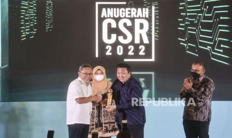 Menteri Perdagangan Zulkifli Hasan memberikan penghargaan kepada Direktur PT Adaro Energy Indonesia Tbk Garibaldi Thohir dalam acara Anugerah CSR 2022 di Jakarta, Selasa (27/9/2022). Republika menggelar anugerah CSR Republika 2022 dalam rangka HUT ke-27 Republika.co.id, sebagai bentuk apresiasi berbagai dunia usaha atas tindakannya yang memberikan dampak baik untuk masyarakat luas. Republika/Putra M. Akbar