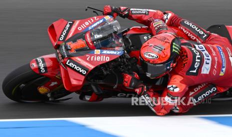 Pembalap MotoGP tim Ducati Lenovo asal Italia, Francesco Bagnaia, saat membalap di Sirkuit Phillip Island, GP Australia, Sabtu (21/10/2023).