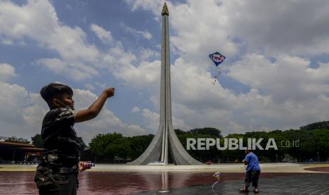 Anak-anak saat bermain layangan di TMII, Jakarta, Kamis (8/4). Pemerintah melalui Kementerian Sekretariat Negara (Kemensetneg) mengambil alih pengelolaan Taman Mini Indonesia Indah (TMII) dari Yayasan Harapan Kita. Republika/Putra M. Akbar