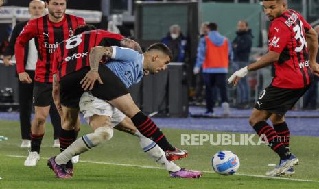  Pemain Milan Sandro Tonali (kiri) dan pemain Lazio Mattia Zaccagni beraksi saat pertandingan sepak bola Serie A Italia antara SS Lazio dan AC Milan di stadion Olimpico di Roma, Italia, Senin (25/4) dini hari WIB. pelatih Real Madrid Carlo Ancelotti mendukung Milan juara Serie A.