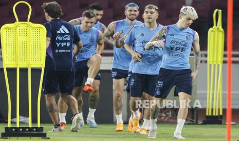 Pemain timnas Argentina Alejandro Garnacho (kanan) saat berlatih di Stadion Gelora Bung Karno di Jakarta, Ahad (18 /6/2023). Argentina, juara Piala Dunia saat ini, akan memainkan pertandingan persahabatan melawan Indonesia pada Senin (19/6/2023).