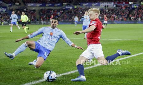 Pemain Spanyol Ferran Torres (kiri) berebut bola dengan pemain Norwegia Birger Meling dalam pertandingan Grup A Kualifikasi Euro 2024 di Stadion Ullewaal, Oslo, Senin (16/10/2023) dini hari WIB.