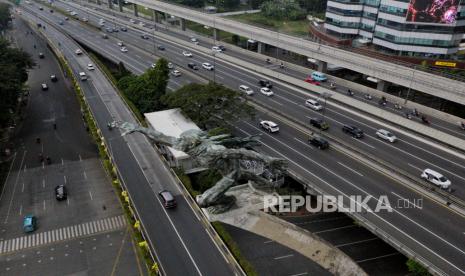 Suasana lengang di Jalan MT Haryono, Jakarta, Ahad (23/4/2023). Pada hari ke-2 libur Lebaran 2023, sejumlah ruas jalan di Ibu Kota terpantau lengang dari hari biasanya. Sementara menurut data Jasa Marga, sebanyak 500 ribu kendaraan tinggalkan wilayah Jabodetabek menuju ke sejumlah daerah pada arus mudik 2023.