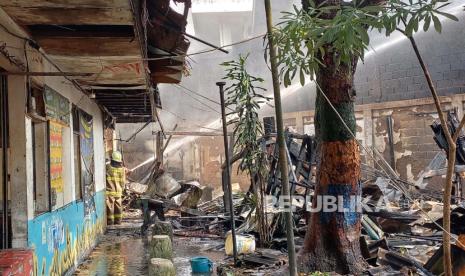 Petugas menangani kebakarna yang melanda sejumlah kios di area Terminal lama Leuwipanjang, Kota Bandung, Jawa Barat, Selasa (8/8/2023) siang. 