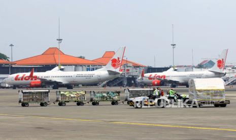 Pekerja membawa kargo untuk dinaikkan ke pesawat di Terminal Cargo Bandara Soekarno Hatta, Tangerang, Banten, Minggu (18/4/2021). Supply Chain Indonesia (SCI), memprediksi volume pengiriman pada Ramadhan dan menjelang Lebaran diperkirakan naik sekitar 40 persen jika melihat volume kenaikan pada tahun lalu yang kondisinya lebih ketat dibandingkan tahun ini. 