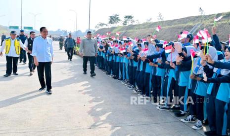 Presiden Jokowi saat meresmikan Jalan Tol Ciawi-Sukabumi ruas Cigombong-Cibadak di Gerbang Tol Parungkuda, Jumat (4/8/2023).