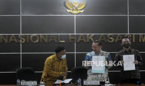 Ketua Komnas HAM Ahmad Taufan Damanik (tengah), Komisioner Komnas HAM, Beka Ulung Hapsara (kanan), dan Komisioner Komnas HAM Choirul Anam (kiri) memperlihatkan surat rekomendasi terkait kasus ricuh pengukuran lahan Wadas di Jakarta, Kamis (24/2/2022) Dari investigasi yang dilakukan pada 11-14 Februari 2022 tersebut Komnas HAM menemukan adanya kekerasan berlebihan yang dilakukan oleh aparat kepolisian kepada warga Desa Wadas, Purworejo, Jawa Tengah, saat melakukan pengamanan pengukuran lahan untuk tambang batu Andesit. Republika/Putra M. Akbar