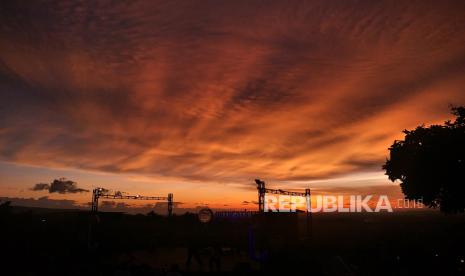 Keutamaan Doa Setelah Ashar pada Hari Jumat. Foto ilustrasi: Pemandangan matahari terbenam dari  Puncak Sosok, Bantul, Yogyakarta, Kamis (12/1/2023). Puncak Sosok merupakan salah satu wisata alternatif untuk melihat Yogyakarta dari atas saat senja. Untuk masuk lokasi pengunjung dipungut tiket masuk Rp 3 ribu. Untuk makanan saat bersantai, terdapat warung menu angkringan dengan harga terjangkau. Lokasi Puncak Sosok berada 10 kilometer di Timur Yogyakarta.