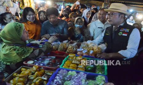 Gubernur Jawa Barat Ridwan Kamil berbincang dengan pedagang saat inspeksi mendadak (Sidak) harga kebutuhan pokok di Pasar Kiaracondong, Kota Bandung, Selasa (28/3/2023). Menurut Emil, sekitar 70 persen komoditas pangan mengalami kenaikan harga pada pekan pertama Ramadhan 2023 ini. Emil memastikan kenaikan harga akan terus dipantau, jika sudah mendekati ketidakwajaran maka pihaknya akan melakukan intervensi, di antaranya operasi pasar dan program pangan murah yang digelar di luar pasar.