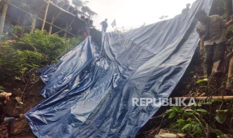 Longsor terjadi di pinggir Jalan Sersan Bajuri, Kecamatan Parongpong, Kabupaten Bandung Barat. 