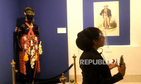 Abdi dalem menjelaskan barang koleksi saat pameran temporer bertajuk Sang Adiwira Sri Sultan Hamengku Buwono II saat pembukaan di komplek plataran kedhaton Keraton Yogyakarta, Kamis (29/10). 