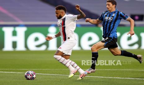  Neymar dibayangi pemain Atalanta Mattia Caldara dalam pertandingan sepak bola perempat final Liga Champions di Liasbon, Portugal, Kamis (13/8) WIB.