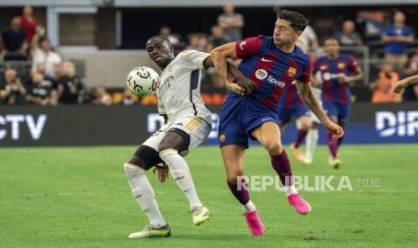 Pemain Real Madrid Ferland Sinna Mendy saat berlaga melawan Barcelona.