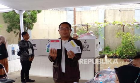 Eks Gubernur Jabar sekaligus Ketua TKD Jabar Ridwan Kamil mencoblos di TPS 045 dekat kediamannya di Jalan Gunung Kencana, Kota Bandung, Rabu (14/2/2024). 