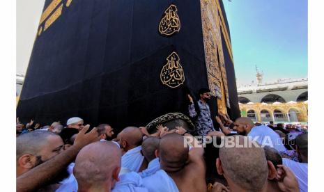 Umat Islam berebut menyentuh Hajar aswad di Masjidil Haram, Mekkah, Arab Saudi, Ahad (30/4/2023). Menyentuh Kabah menjadi idaman umat islam, namun diperlukan usaha yag cukup keras untuk dapat menyentuhnya karena hampir setiap harinya pusat kiblat umat Islam itu dipenuhi jemaah dari penjuru dunia. Jemaah pun harus rela berdesak-desakan untuk dapat menggapainya. Selain memegang ka