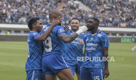 Sejumlah pemain Persib Bandung melakukan selebrasi pada pertandingan lanjutan BRI Liga 1 di Stadion Gelora Bandung Lautan Api (GBLA). Persib akan menjamu Persita malam ini WIB. 