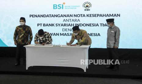 Direktur Utama PT Bank Syariah Indonesia Tbk Hery Gunardi (kiri) bersama Ketua Umum Dewan Masjid Indonesia (DMI) Jusuf Kalla (kanan) menghadiri penandatanganan nota kesepahaman di The Tower, Jakarta, Rabu (29/9/2021). PT Bank Syariah Indonesia Tbk bersama Dewan Masjid Indonesia (DMI) bersinergi mengoptimalkan peran masjid untuk penguatan ekonomi masyarakat dan akan mengimplementasikan layanan QRIS untuk memudahkan masyarakat melakukan transaksi serta aktivitas keuangan untuk masjid. 