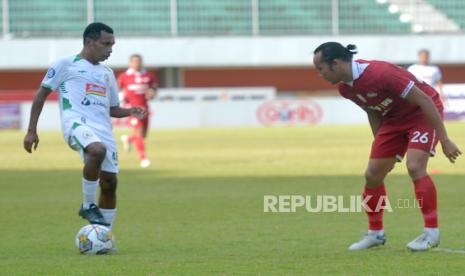 Bek tengah Persis Solo, Rian Miziar (kanan).