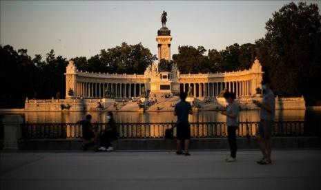 Spanyol mulai Rabu (10/8/2022) membatasi AC hingga 27 derajat Celcius sebagai bagian dari kebijakan penghematan energi. Kementerian Energi mengatakan peraturan yang juga membatasi pemanasan hingga 19C telah berlaku.