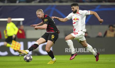 Bek timnas Kroasia dan RB Leipzig, Josko Gvardiol, (kanan) yang diincar Manchester City. Tampak ia sedang berduel dengan striker Man City Erling Haaland di Liga Champions musim lalu.