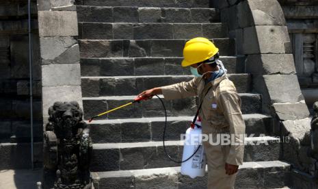 Penyemprotan Disinfektan Candi Prambanan. Petugas Balai Pelestarian Cagar Budaya (BPCB) DIY menyemprot disinfektan di permukaan Candi Prambanan, Yogyakarta, Selasa (17/3). Penyemprotan ini untuk pencegahan penyebaran virus corona atau covid 19. Dan sampai 29 Maret Zona satu Candi Prambanan ditutup untuk pengunjung. Wihdan/ Republika(Wihdan Hidayat/ Republika)