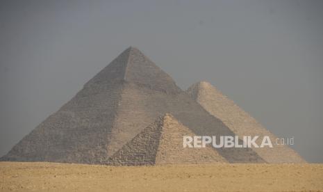 Kios Sekitar Situs Sejarah Disingkirkan. Foto ilustrasi:     Pemandangan umum Piramida Agung Giza, di Giza, Mesir, 18 Desember 2020. Duta Besar Niat Baik Program Pembangunan Perserikatan Bangsa-Bangsa (UNDP) untuk Negara-negara Arab, Michael Haddad, memulai perjalanan sejauh lima kilometer dengan sekelompok atlet Mesir untuk dihubungi untuk langkah-langkah penyertaan penyandang disabilitas melalui penggunaan teknologi bantu.