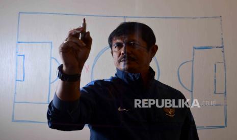 Pelatih Timnas Indonesia Indra Sjafri saat berpose untuk pemotretan Tokoh Perubahan Republika 2013 di lapangan UNY, Yogyakarta, Ahad (23/3/2014). Indra Sjafri pernah terpilih sebagai Tokoh Perubahan 2013 dari Republika. Indra menjadi salah satu dari lima tokoh yang mendapatkan penghargaan atas kerja kerasnya sehingga menjadi inspirasi perubahan untuk Indonesia.