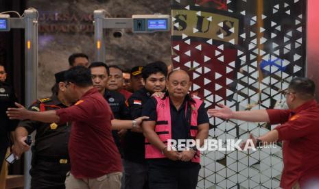 Momen Penahanan Eks Kepala BGN Dadan Hindayana di Kejaksaan Agung