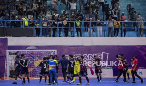 Tembus Final, Futsal Putra Papua Bidik Medali Emas. Foto: Tim futsal Papua melakukan selebrasi usai menang melawan tim futsal Jawa Timur saat bertanding pada semi final Futsal PON Papua di Gor SP 2, Kabupaten Mimika, Papua, Jumat (1/10/2021). Tim futsal Papua berhasil melaju ke final usai mengalahkan tim futsal Jawa Timur dengan skor akhir 5-1. 