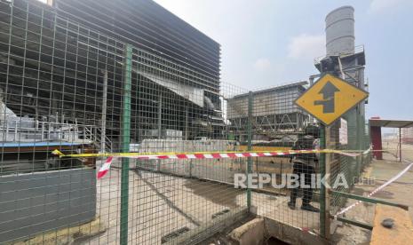 A police officer stands guard near the site where a furnace explosion occurred at PT Indonesia Tsingshan Stainless Steel smelting plant in Morowali, Central Sulawesi, Indonesia, Sunday, Dec. 24, 2023. A smelting furnace has exploded at the Chinese-owned nickel plant on Indonesia