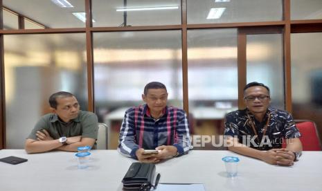 Wakil Rektor Bidang Umum dan Keuangan Unsil Tasikmalaya, Gumilar Mulya (tengah), memberikan keterangan terkait kasus dugaan kekerasan seksual yang dilakukan oleh seorang dosen, di Unsil Tasikmalaya, Rabu (8/2/2023). 