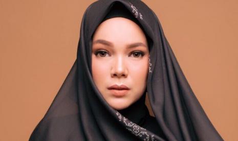 Kisah Mualaf: Dewi Sandra