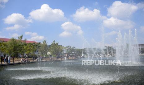 Atraksi air mancur di kawasan Kiara Artha Park, Kota Bandung, Kamis (5/5/2022). Berada di dekat air atau di dalam air bermanfaat bagi kesehatan mental.