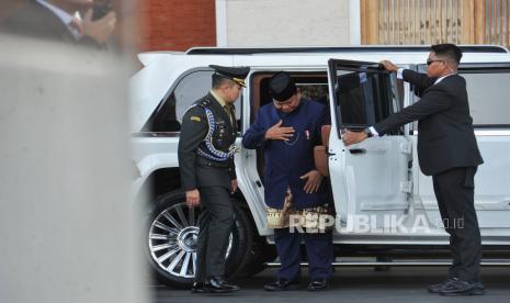 Presiden Prabowo Subianto turun dari mobil pindad maung garuda saat akan mengantarkan presiden  ke-7 RI Joko Widodo bersama istrinya iriana Jokowi untuk pulang ke Solo, di Lanud Pangkalan Angkatan Udara Halim Perdanakusuma, Jakarta, Ahad (20/10/2024). Sejumlah menteri Kabinet Indonesia Maju turut mengantar kepulangan Presiden ke-7 RI Joko Widodo berasama istri Iriana Jokowi menuju Solo, Jawa Tengah di Lanud Pangkalan Angkatan Udara Halim Perdanakusuma, Jakarta menggunakan pesawat milik TNI Angkatan Udara dengan dikawal pesawat jenis F-16 dari TNI AU.