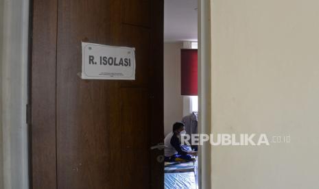 Pasien Covid-19 saat menjalani isolasi di Ruang Karantina Darurat di Kantor UPAS Dinas Perhubungan DKI Jakarta, Rabu (7/7). Unit Pengelola Angkutan Sekolah (Upas) Dinas Perhubungan DKI Jakarta menyiapkan ruang karantina darurat bagi pasien OTG COVID-19. Ruangan ini selain dimanfaatkan untuk pegawai yang terpapar juga bisa digunakan warga sekitar sambil menunggu rujukan ke rumah sakit. Prayogi/Republika.