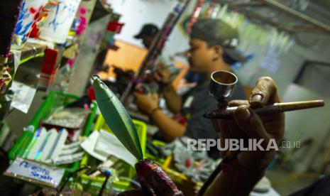 Pekerja menyelesaikan kerajinan umpan pancing ikan metal jig berbahan timah di workshop Blazter Jig Karawang, Desa Plawad, Karawang, Jawa Barat, Kamis(17/6). PT Jamkrindo bersama anak usahanya Jamkrindo Syariah, telah mencatatkan penjaminan kredit modal kerja (KMK) senilai Rp 20,76 triliun bagi 1.306.539 debitur per 31 Agustus 2021.