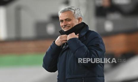  Reaksi manajer Tottenham Jose Mourinho (tengah) saat pertandingan sepak bola Liga Utama Inggris antara Fulham FC melawan Tottenham Hotspur di London, Inggris, 04 Maret 2021.