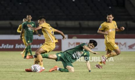 Penyerang Bhayangkara FC Wahyu Subo Seto (kiri) pertandingan lanjutan BRI Liga 1-2021/2022 di Stadion Si Jalak Harupat, Kabupaten Bandung, Jumat (24/9). Dalam pertandingan tersebut Bhayangkara FC berhasil mengalahkan Persebaya Surabaya dengan Skor 1-0. Foto: Republika/Abdan Syakura