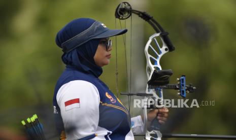 Atlet panahan putri Indonesia, Ratih Zilizati. Tim panahan putri Indonesia dipaksa mengakui keunggulan Korea Selatan dalam partai perebutan medali perunggu di nomor compound tim Asian Games 2022 Cina.