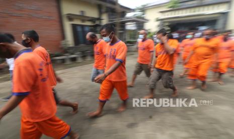 Sejumlah tersangka berjalan menuju ruang tahanan (ilustrasi). Sebanyak 19 orang preman menyerang pengunjung kawasan Pela-Pela alias kafe remang-remang pinggir rel di Tanjung Priok, Jakarta Utara, Ahad (2/5) pukul 02.30 WIB. Penyerangan yang berawal dari aksi pemalakan itu berakhir dengan tewasnya seorang pengunjung. 