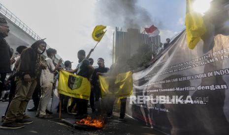 Massa yang tergabung dalam Serikat Sarjana Muslim Indonesia melakukan unjuk rasa di depan Kedutaan Besar India, Jakarta, Jumat (10/6/2022). Pada aksinya mereka menuntut India untuk meminta maaf kepada umat Islam atas tindakan politisasi partai penguasa Bharatiya Jannata Party yang telah menghina Nabi Muhammad SAW serta mengajak untuk memboikot produk asal India di Indonesia.  