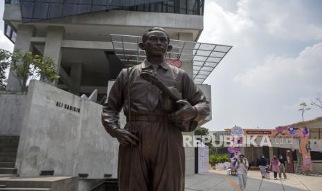 Patung Ismail Marzuki. Lagu Halo Halo Bandung merupakan ciptaan Ismail Marzuki. Dirjen Kekayaan Intelektual sebut ubah lagu Halo Halo Bandung melanggar Konvensi Bern.