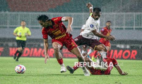 Pesepak bola Persija Jakarta Rizky Ridho (kiri) menguasai bola dengan dikawal pesepak bola Borneo FC Samarinda Habibi A Jusuf (kanan) dalam lanjutan BRI Liga 1 di Stadion Pakansari, Kabupaten Bogor, Jawa Barat, Selasa (10/12/2024). Kedua tim bermain imbang dengan skor 1-1. Gol Persija dicetak Gustavo Almeida di menit ke-86. Sedangkan gol Borneo FC dicetak Habibi Jusuf pada menit 99.