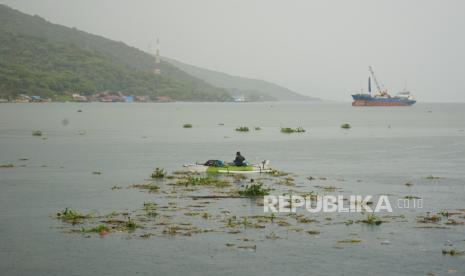 Seorang nelayan mencari ikan di sekitar Pantai Indah yang dipenuhi tanaman eceng gondok di Kota Gorontalo, Gorontalo, Ahad (13/3/2022). Tanaman eceng gondok hanyut terbawa arus air dari wilayah Danau Limboto, Kabupaten Gorontalo sehingga mengotori objek wisata pantai tersebut. 