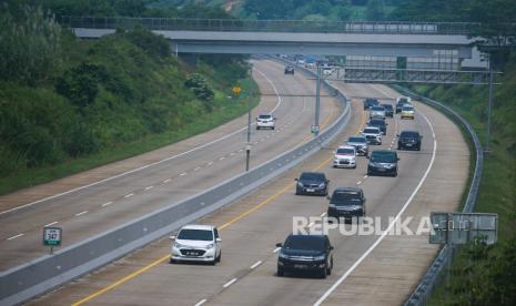 Sejumlah kendaraan melintas di Tol Batang-Semarang, Kabupaten Batang, Jawa Tengah, Jumat (21/4/2023). Menteri Koordinator Bidang Pembangunan Manusia dan Kebudayaan (Menko PMK) Muhadjir Effendy mengatakan, pemerintah bekerja sama dengan pengelola jalan tol Trans Jawa dan Trans Sumatera akan memberikan diskon pengguna jalan tol pada 27 April 2023 hingga 29 April 2023. 