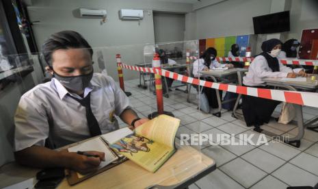 UI Usulkan Upaya Mitigasi Saat Sekolah Kembali Dibuka. Foto: Suasana simulasi kegiatan belajar mengajar di Sekolah Nasional Satu (Nassa School) di Bekasi, Jawa Barat, Rabu (24/6/2020). Pihak sekolah mulai mempersiapkan protokol kesehatan dengan membatasi jumlah siswa dan penggunaan teknologi sinar ultraviolet  untuk membersihkan ruang kelas menuju tatanan normal baru di tengah pandemi COVID-19. 